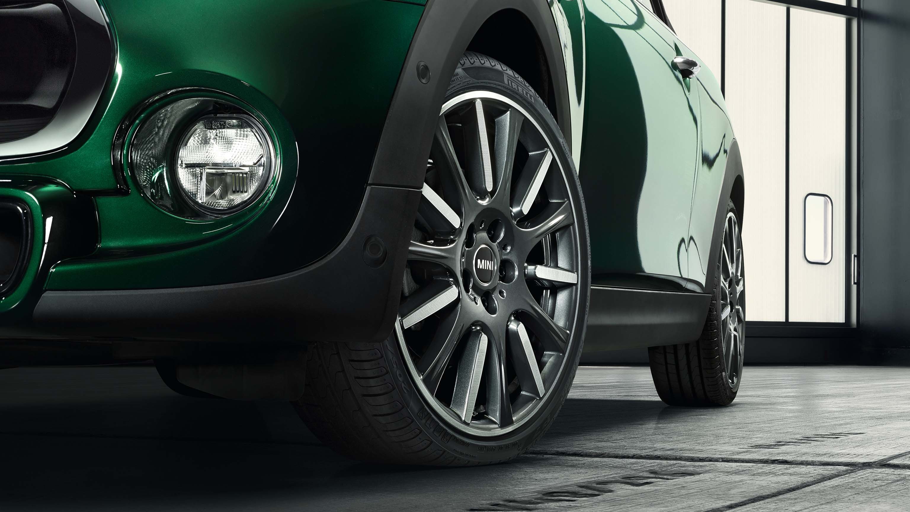 MINI Hatch sa 3 vrata – zelene boje – MINI točkovi i gume